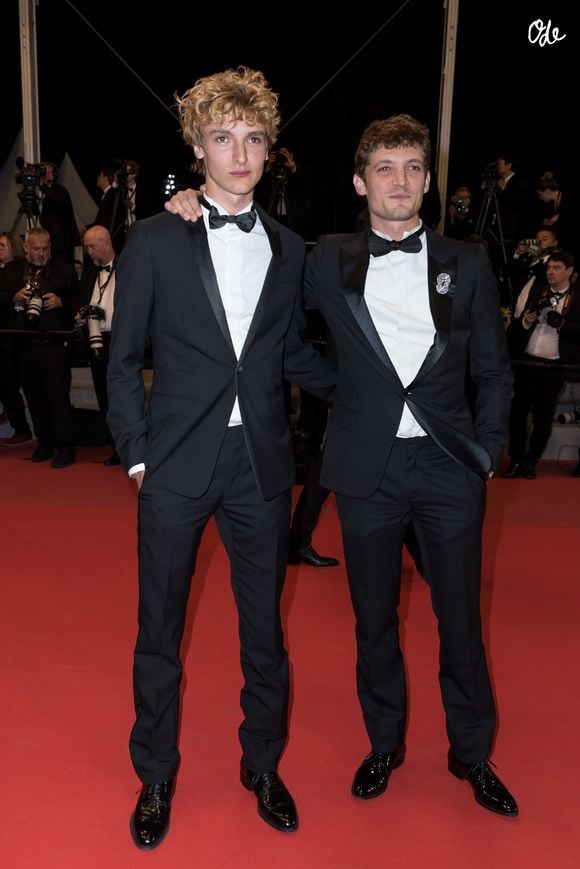Le comédien, comme son frère Niels, appartient à une fratrie entièrement tournée vers l’art.

Vassili Schneider (Habillé en Dior, montre et broche Cartier), Niels Schneider (Habillé en Dior, montre Cartier) - Montée des marches du film "Un couteau dans le coeur" lors du 71ème Festival International du Film de Cannes le 17 mai 2018.
© Borde / Jacovides / Moreau / Bestimage