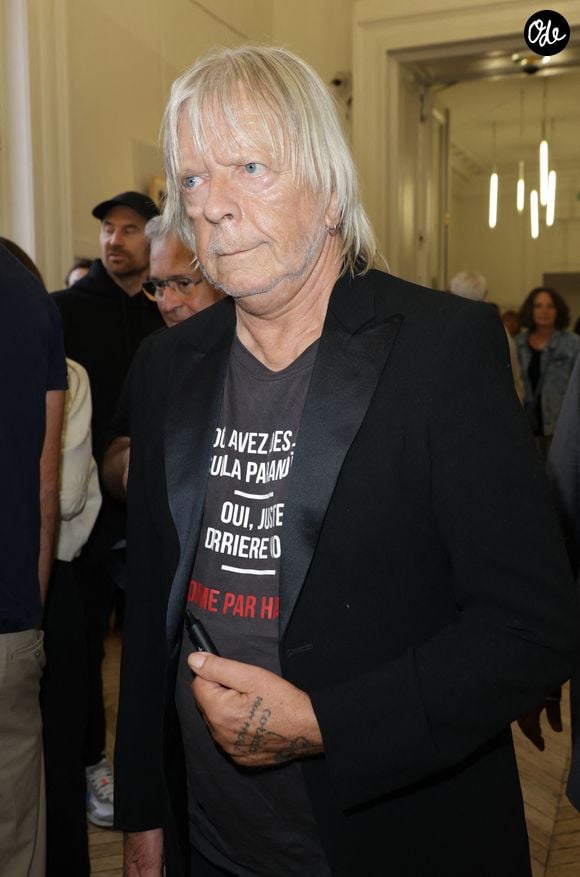 "Il serait bien que ce gouvernement ait des gestes concrets pour aider les pompiers", a également ajouté le musicien

Exclusif - Le chanteur Renaud (Renaud Séchan) - Vernissage de l'exposition "Renaud, Des mots et des images" qui se tiendra jusqu'au 14 septembre à la Mairie du 13ème à Paris le 5 septembre 2024. © Coadic Guirec/Bestimage