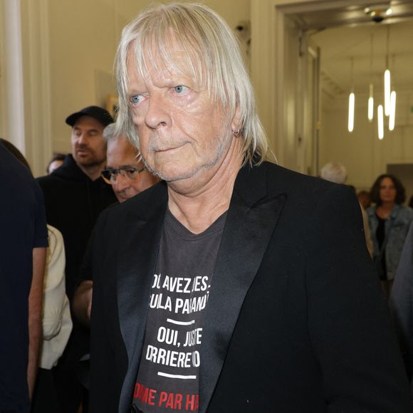 "Il serait bien que ce gouvernement ait des gestes concrets pour aider les pompiers", a également ajouté le musicien

Exclusif - Le chanteur Renaud (Renaud Séchan) - Vernissage de l'exposition "Renaud, Des mots et des images" qui se tiendra jusqu'au 14 septembre à la Mairie du 13ème à Paris le 5 septembre 2024. © Coadic Guirec/Bestimage