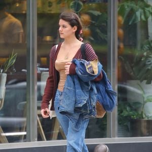 Suri Cruise, qui a fêté son 18e anniversaire en se promenant dans les rues de New York, aborde un nouveau chapitre qui lui permettra de partager légalement ses expériences personnelles. Malgré une enfance publique et les complexités de sa dynamique familiale, elle entre dans l'âge adulte prête à discuter ouvertement de son parcours et de l'absence de son père, Tom Cruise, en raison de ses liens avec la Scientologie.
©Backgrid UK/ Bestimage