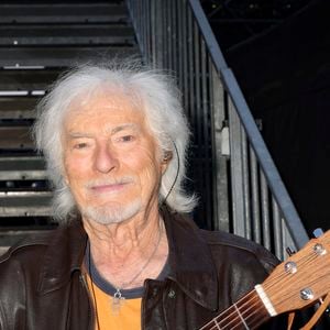 Hugues Aufray en backstage lors de l'enregistrement de l'émission "La fête de la Musique" à Reims le 21 juin et diffusée le 22 juin à 21h10 sur France 2 et sur France.tv. 

© Jack Tribeca / Jeremy Melloul / Bestimage