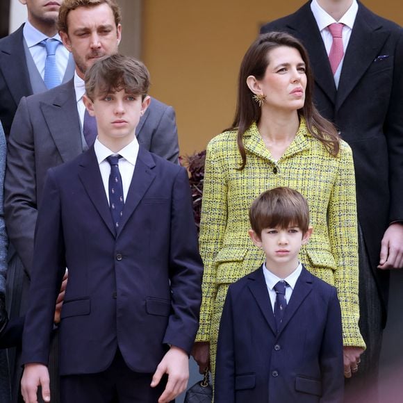 Pierre Casiraghi, Charlotte Casiraghi et ses enfants Raphaël Elmaleh, Balthazar Rassam - La famille princière monégasque dans la cour d'honneur du palais lors de la la fête nationale à Monaco le 19 novembre 2025. © Dominique Jacovides - Bruno Bebert / Bestimage