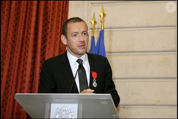 Dany Boon reçoit les insignes de Chevalier dans l'ordre de la Légion d'Honneur à l'Elysée. 

BERTRAND RINDOFF PETROFF / BESTIMAGE