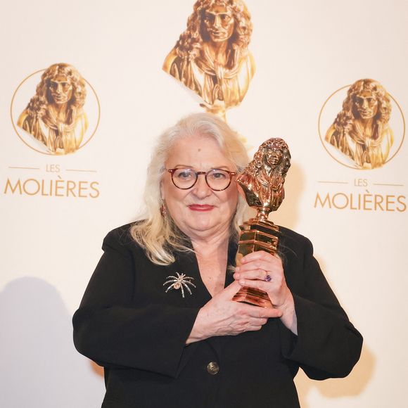 Josiane Balasko (Molière de la Comédienne dans un spectacle de théâtre privé pour "Ça, c’est l’amour") - Photocall des lauréats de la 37ème Nuit des Molières aux Folies Bergère à Paris le 4 mai 2026. © Jack Tribeca / Bestimage