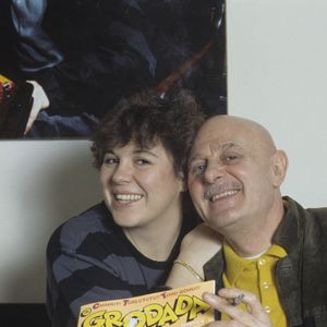 En France, à Paris, Michèle BERNIER et son père le PROFESSEUR CHORON tenant un exemplaire de GRODADA, mensuel pour les enfants créé par le PROFESSEUR CHORON. Le 1er mars 1992
© Michel Croizard via Bestimage
