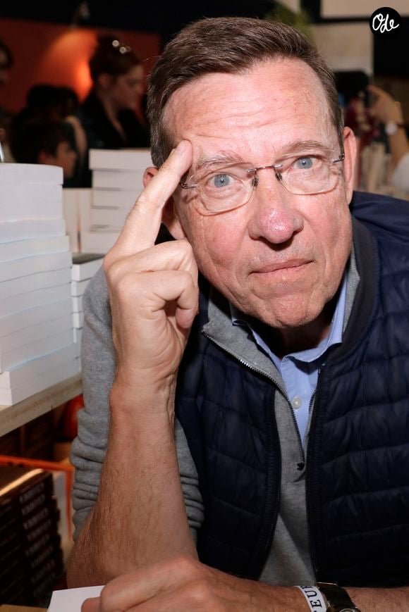 Marié depuis 47 ans, il met en lumière le rôle crucial et très éprouvant de son épouse à ses côtés au quotidien.

Pierre Servent - Festival du Livre de Paris 2023 au Grand Palais Éphémère. Le 22 avril 2023.

© Cédric Perrin / Bestimage