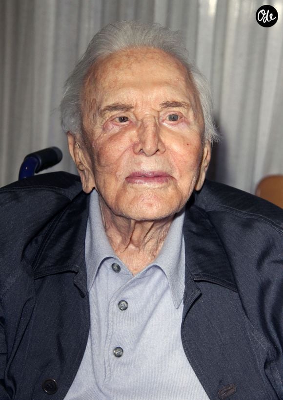 Kirk Douglas (100 ans) et sa femme Anne Douglas fêtent le 25ème anniversaire du centre 'The Anne Douglas' à LA Mission à Los Angeles, le 4 mai 2017 © CPA/Bestimage