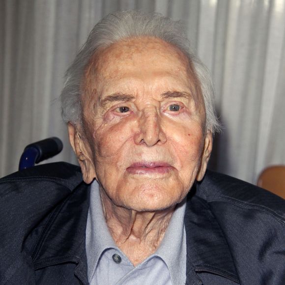Kirk Douglas (100 ans) et sa femme Anne Douglas fêtent le 25ème anniversaire du centre 'The Anne Douglas' à LA Mission à Los Angeles, le 4 mai 2017 © CPA/Bestimage