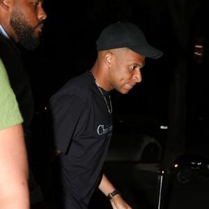 Paris, FRANCE Le footballeur français Kylian Mbappé passe la soirée avec des amis et deux mystérieuses femmes au restaurant Loulou à Paris. La star du football est restée dehors de 21 heures à 1 heure du matin !