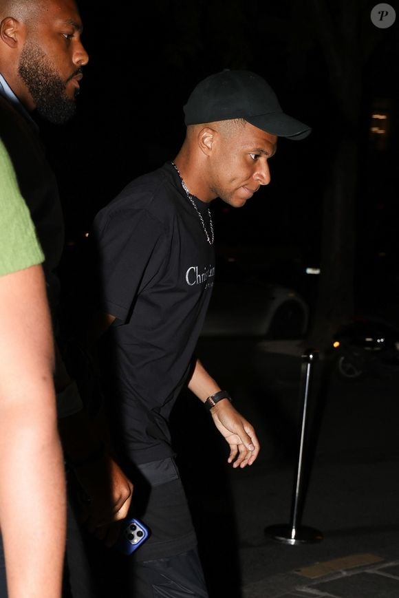 Paris, FRANCE Le footballeur français Kylian Mbappé passe la soirée avec des amis et deux mystérieuses femmes au restaurant Loulou à Paris. La star du football est restée dehors de 21 heures à 1 heure du matin !