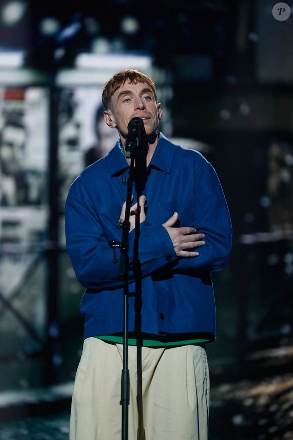 "Je travaillais deux jours par semaine et me consacrais le reste du temps à la création de mes albums. Un jour, mon chef me convoque et me dit: 'Soit tu viens toute la semaine, soit tu arrêtes.' La suite, vous la connaissez", a-t-il expliqué.

Exclusif - Ben Mazué - Enregistrement de l'émission "Eternel Aznavour, le concert événement", diffusée le 18 octobre sur France 3
© Christophe Clovis-Cyril Moreau / Bestimage