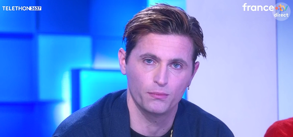 Raphaël Quenard passe un message à sa grand-mère, Simonne, sur le plateau de "C à Vous", ce vendredi 5 décembre 2025