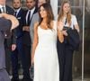 Ce modèle, baptisé Le petit Valérie et signé Jacquemus, est affiché au prix de 1 190 €. Une pièce de luxe, idéal pour n'emporter que le strict minimum durant la quinzaine cannoise.

Eva Longoria pose avec la police nationale française devant l'hôtel "Martinez" lors du 79ème Festival International du Film de Cannes, France, le 19 mai 2026. 

© Backgrid/Bestimage