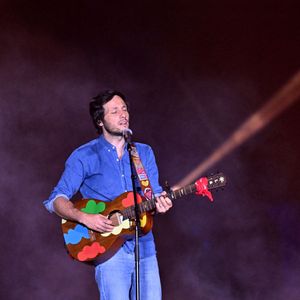 Mais au moment de partager cette annonce, il avait surtout la tête ailleurs.

Vianney durant Corsu Mezu Mezu, le concert emmené par Patrick Fiori qui a eu lieu au stade Orange Vélodrome à Marseille, le 22 mai 2026, diffusé le 28 août sur France 3. © Bruno Bebert/Bestimage