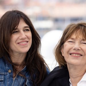 Charlotte Gainsbourg, Jane Birkin (habillée en Celine) au photocall du film Jane par Charlotte (Cannes première) lors du 74ème festival international du film de Cannes le 8 juillet 2021

© Borde / Jacovides / Moreau / Bestimage