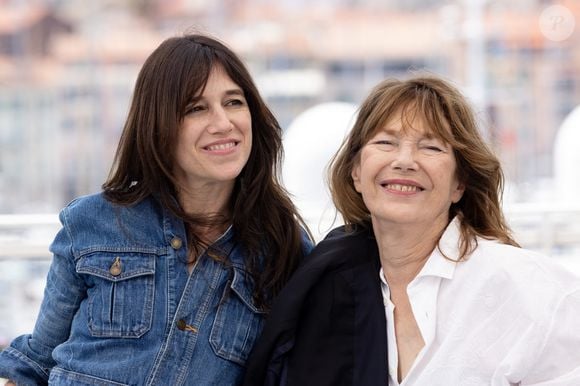 Charlotte Gainsbourg, Jane Birkin (habillée en Celine) au photocall du film Jane par Charlotte (Cannes première) lors du 74ème festival international du film de Cannes le 8 juillet 2021

© Borde / Jacovides / Moreau / Bestimage