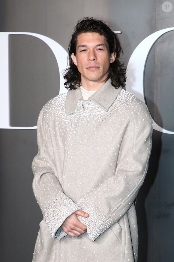 Lors de ce défilé, Sandor Funtek est également apparu en solo sans Chloé Jouannet tout comme Louis Garrel, Julien de Saint Jean, Raphaël Quenard, Pierre de Maere, Guillaume Gallienne et Alex Lutz.

Sandor Funtek au photocall du défilé Dior Homme à l'École-Militaire lors de la semaine de la mode masculine automne/hiver 2025-2026 à Paris, France, le 24 janvier 2025. © Bertrand Rindoff/Bestimage
