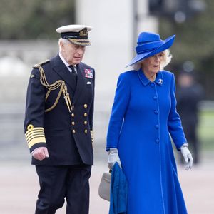 Le roi Charles III, la reine Camilla et des militaires défilent devant le palais de Buckingham dans le cadre des célébrations du 80e anniversaire du jour de la Victoire en Europe à Londres, Grande-Bretagne, le 5 mai 2025. (Dana Press / Bestimage).