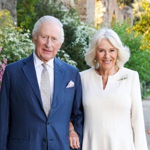 Le roi Charles III d'Angleterre et la reine consort Camilla posent pour un portrait officiel lors de leur visite en Italie le 7 avril 2025.

© Imago / PsnewZ / Bestimage
