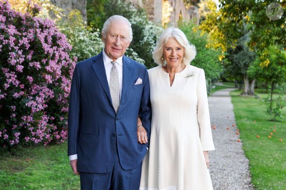 Le roi Charles III d'Angleterre et la reine consort Camilla posent pour un portrait officiel lors de leur visite en Italie le 7 avril 2025.

© Imago / PsnewZ / Bestimage