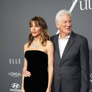 Aujourd’hui marié à Alejandra Silva, il a connu plusieurs grandes histoires d’amour.

Richard Gere et Alejandra Silva au photocall pour les prix Elle x Future et Elle Eco à Madrid le mercredi 26 novembre 2025.

Cordon / Bestimage