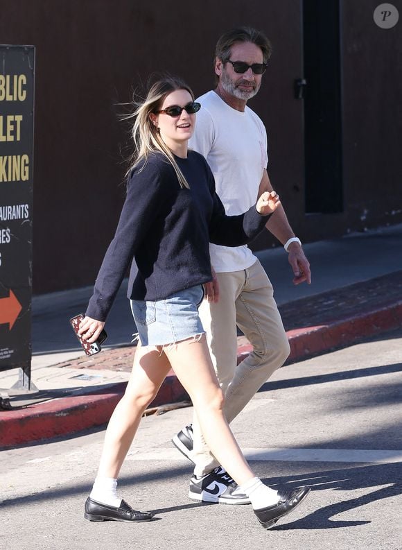 Le couple s'est dit oui lors d'un mariage secret rapporté par "Us Weekly".

David Duchovny et sa compagne Monique Pendleberry se baladent à Santa Monica le 7 novembre 2024.

Photo : Broadimage / Bestimage