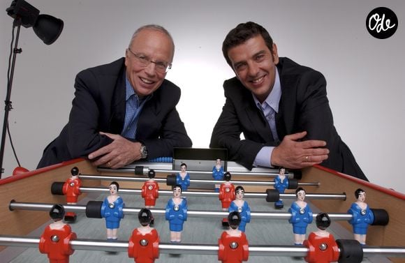 En France, à Paris rendez-vous avec Thierry Gilardi et Thierry Roland jouant au baby foot le 29 septembre 2004. ©Bestimage