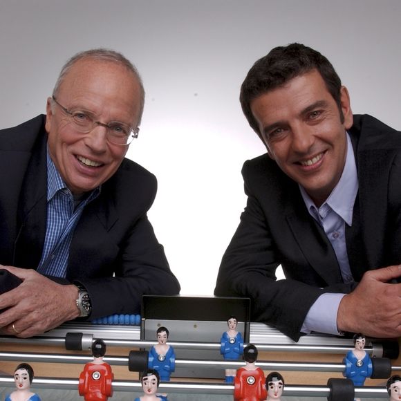 En France, à Paris rendez-vous avec Thierry Gilardi et Thierry Roland jouant au baby foot le 29 septembre 2004. ©Bestimage