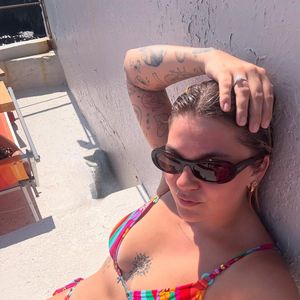 Louane est actuellement en vacances

Louane partage des photos de ses vacances avec son fiancé Florian Rossi et leur fille Esmée