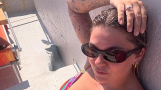 Louane profite encore de l'été : la chanteuse au comble du bonheur avec sa fille Esmée et son fiancé Florian, son album photos