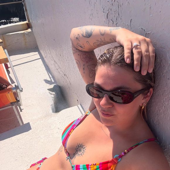 Louane est actuellement en vacances

Louane partage des photos de ses vacances avec son fiancé Florian Rossi et leur fille Esmée