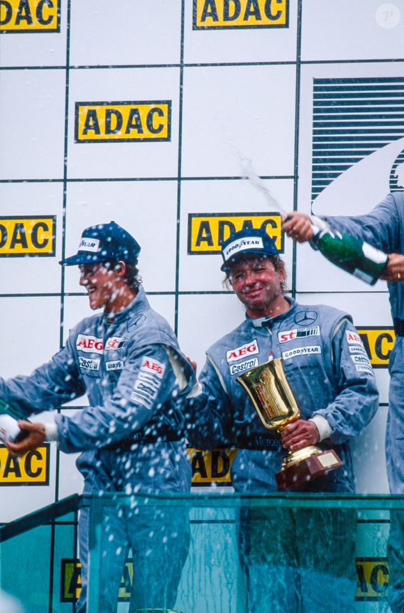 Ce pilote expérimenté l’avait guidé à ses débuts chez Sauber-Mercedes à la fin des années 1980.

Mass Jochen et Schumacher Michael sur un podium en 1990. © DPPI/Bestimage