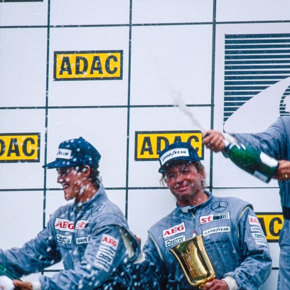 Ce pilote expérimenté l’avait guidé à ses débuts chez Sauber-Mercedes à la fin des années 1980.

Mass Jochen et Schumacher Michael sur un podium en 1990. © DPPI/Bestimage