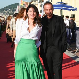 Emilie Dequenne (Tenue Society Room, Roger Vivier et Van Cleef & Arpels) et son mari Michel Ferracci - Tapis rouge - Cérémonie de clôture du 35ème festival de Cabourg, le 12 juin 2021.
© Coadic Guirec/Bestimage