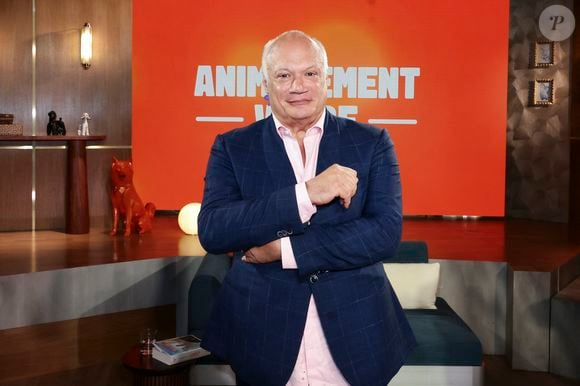 Exclusif - Eric-Emmanuel Schmitt, sur plateau de la nouvelle émission "Animalement Vôtre" présentée par Bernard Montiel et diffusée le 14 décembre sur France 3, à Paris, France, le 14 octobre 2025. © Jack Tribeca/Bestimage