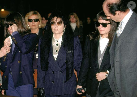 Les funérailles de Maurizio Gucci. Gucci Patrizia Reggiani accompagnée de ses filles Alessandra (à gauche) et Allegra (à droite) et de son petit ami Andrea Stramezzi. Photo par Olycom/ABACAPRESS.COM