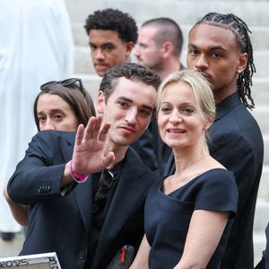 Gaston Ardisson, Audrey Crespo-Mara et ses fils Sekou et Lamine - Sorties des obsèques de Thierry Ardisson en l’église Saint-Roch de Paris, France, le 17 juillet 2025. © Clovis-Jacovides/Bestimage