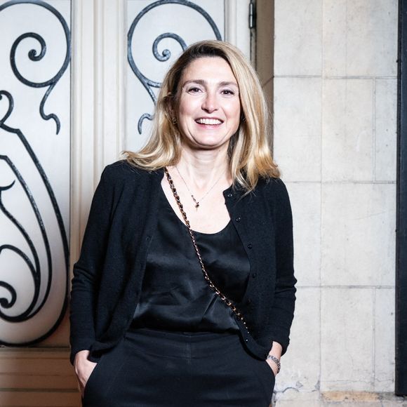 Julie Gayet - Soirée de lancement de la pièce "En attendant Bojangles" au théâtre de l’Oeuvre à Paris. © Julien Sarkissian/Bestimage