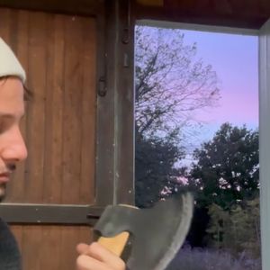 Vianney sur le chantier de sa mystérieuse cabane (Capture d'écran Instagram jeudi 30 octobre 2025).