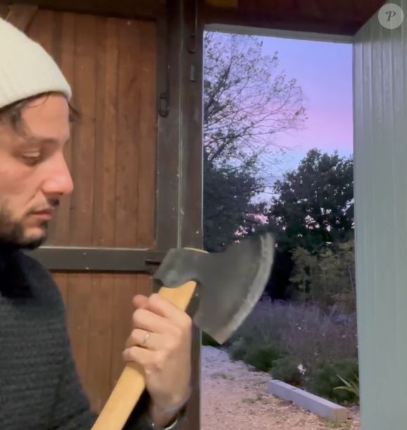 Vianney sur le chantier de sa mystérieuse cabane (Capture d'écran Instagram jeudi 30 octobre 2025).