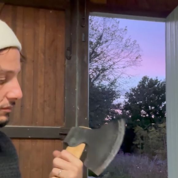 Vianney sur le chantier de sa mystérieuse cabane (Capture d'écran Instagram jeudi 30 octobre 2025).