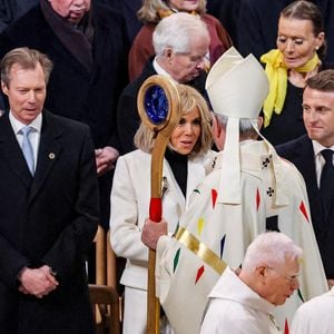 Le grand-duc Henri de Luxembourg, Brigitte Macron, le président de la République française, Emmanuel Macron - Messe de consécration du mobilier liturgique de la cathédrale Notre-Dame de Paris, le 8 décembre 2024.  
© Cyril Moreau / Bestimage