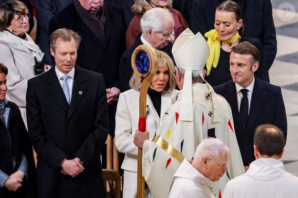 Le grand-duc Henri de Luxembourg, Brigitte Macron, le président de la République française, Emmanuel Macron - Messe de consécration du mobilier liturgique de la cathédrale Notre-Dame de Paris, le 8 décembre 2024.  
© Cyril Moreau / Bestimage