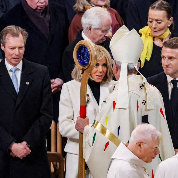 Le grand-duc Henri de Luxembourg, Brigitte Macron, le président de la République française, Emmanuel Macron - Messe de consécration du mobilier liturgique de la cathédrale Notre-Dame de Paris, le 8 décembre 2024.  
© Cyril Moreau / Bestimage