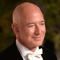 Jeff Bezos : Les photos de sa maison à 175 millions de dollars avec une immense haie pour le protéger des regards, "la plus haute de toute la zone"