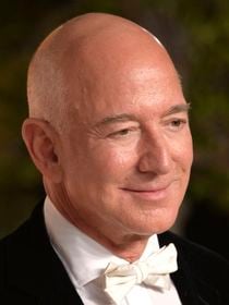 Jeff Bezos : Les photos de sa maison à 175 millions de dollars avec une immense haie pour le protéger des regards, "la plus haute de toute la zone"