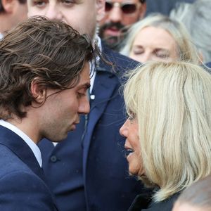Carlo Agostinelli, Brigitte Macron Sortie des obsèques de Mathilde Favier en l'église Saint-Sulpice à Paris le 31 aout 2026. © Dominique Jacovides-Cyril Moreau/Bestimage
