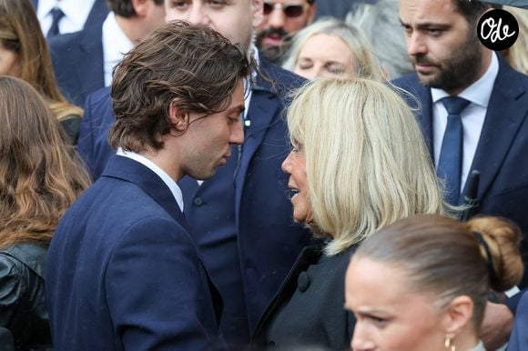 Carlo Agostinelli, Brigitte Macron Sortie des obsèques de Mathilde Favier en l'église Saint-Sulpice à Paris le 31 aout 2026. © Dominique Jacovides-Cyril Moreau/Bestimage