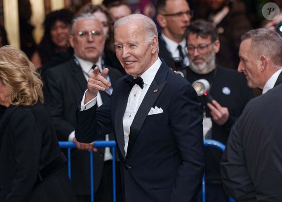 Joe Biden arrive à la première de la pièce "Othello" au theâtre Barrymore à New York, le 23 mars 2025 @Backgrid USA / Bestimage