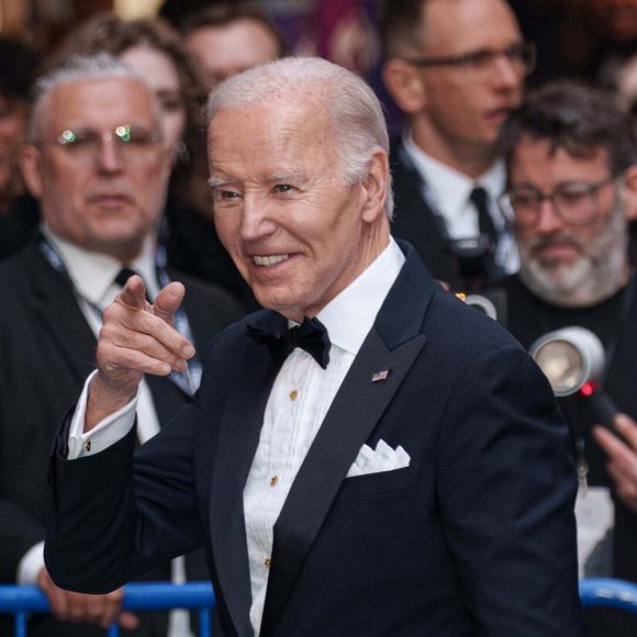 Joe Biden arrive à la première de la pièce "Othello" au theâtre Barrymore à New York, le 23 mars 2025 @Backgrid USA / Bestimage